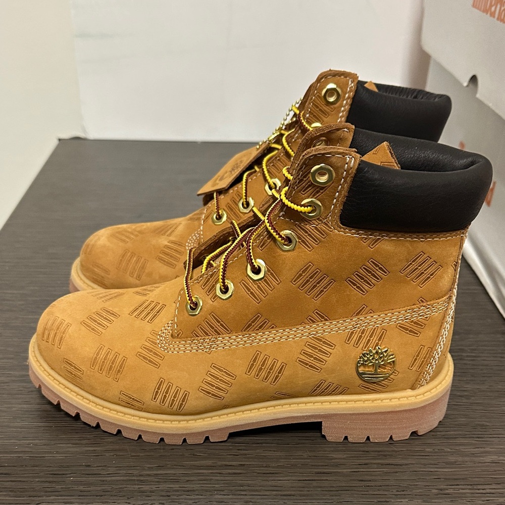 Boys Timberland Premium 6” Lace Boots in Wheat Nubuck Size 4 F52 - Picture 3 of 6